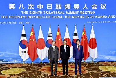 South Korean President Moon Jae-in, Chinese Premier Li Keqiang and Japanese Prime Minister Shinzo Abe pose for a photo at the eighth trilateral summit meeting in Chengdu, China, 24 December 2019 (Photo: The Yomiuri Shimbun).