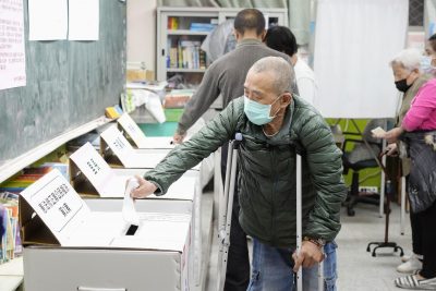 A man votes in a local election at a polling station in New Taipei City, Taiwan, on 26 Nov 2022. (Photo: Kyodo)
