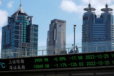 An electronic board shows Shanghai and Shenzhen stock indexes at the Lujiazui financial district in Shanghai, China, 25 October, 2022 (Photo: Reuters/Aly Song).
