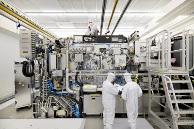 Employees are seen working on the final assembly of ASML's TWINSCAN NXE:3400B semiconductor lithography tool, Veldhoven, the Netherlands, 4 April, 2019 (Photo: Reuters/Bart van Overbeeke Fotografie).