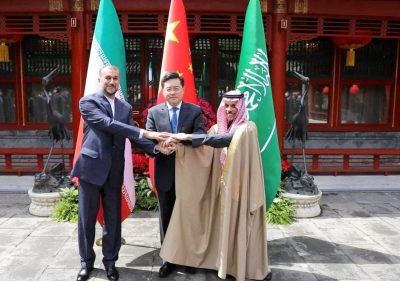 Iranian Foreign Minister Hossein Amir-Abdollahian and Saudi Arabia's Foreign Minister Prince Faisal bin Farhan Al Saud and Chinese Foreign Minister Qin Gang shake hands during a meeting in Beijing, China, 6 April 2023. (Photo:REUTERS)