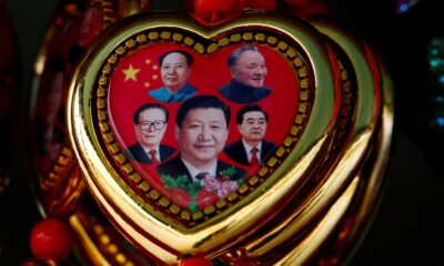 A souvenir featuring portraits of former Chinese leaders Mao Zedong, Deng Xiaoping, Jiang Zemin, Hu Jintao and current President Xi Jinping as it is sold on Tiananmen Square, Beijing, Chins on 25 October 2016. (Photo: REUTERS/Thomas Peter)