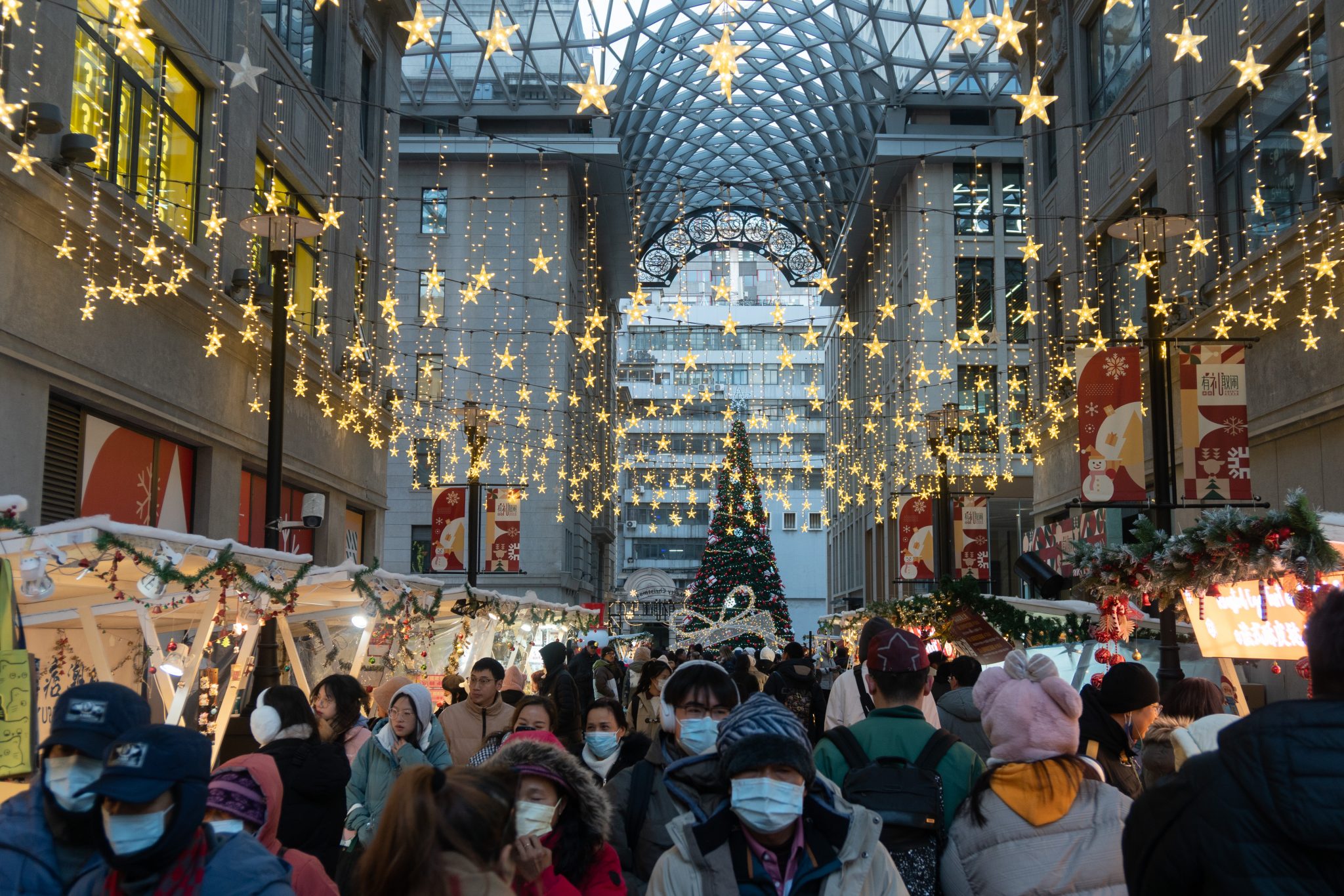 Visitors are participating in a Christmas market in Shanghai, China, 22 December 2023 (Photo by Reuters/NurPhoto).