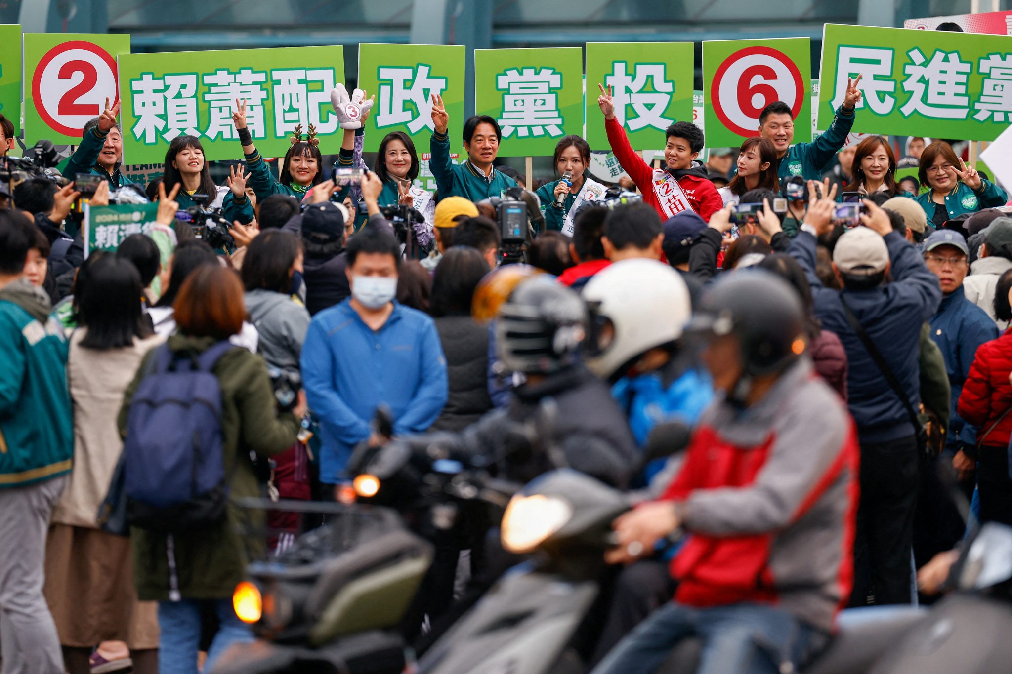 Lai Ching-te, Taiwan's vice president and the ruling Democratic Progressive Party's (DPP) presidential candidate waves to supporters at an election campaign event in Taipei City, Taiwan, 3 January 2024 (Photo: Reuters/Ann Wang).